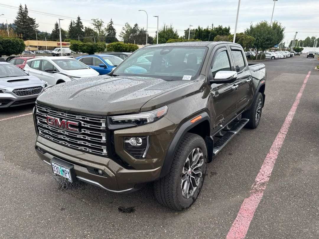 2024 GMC Canyon Denali - Image 3