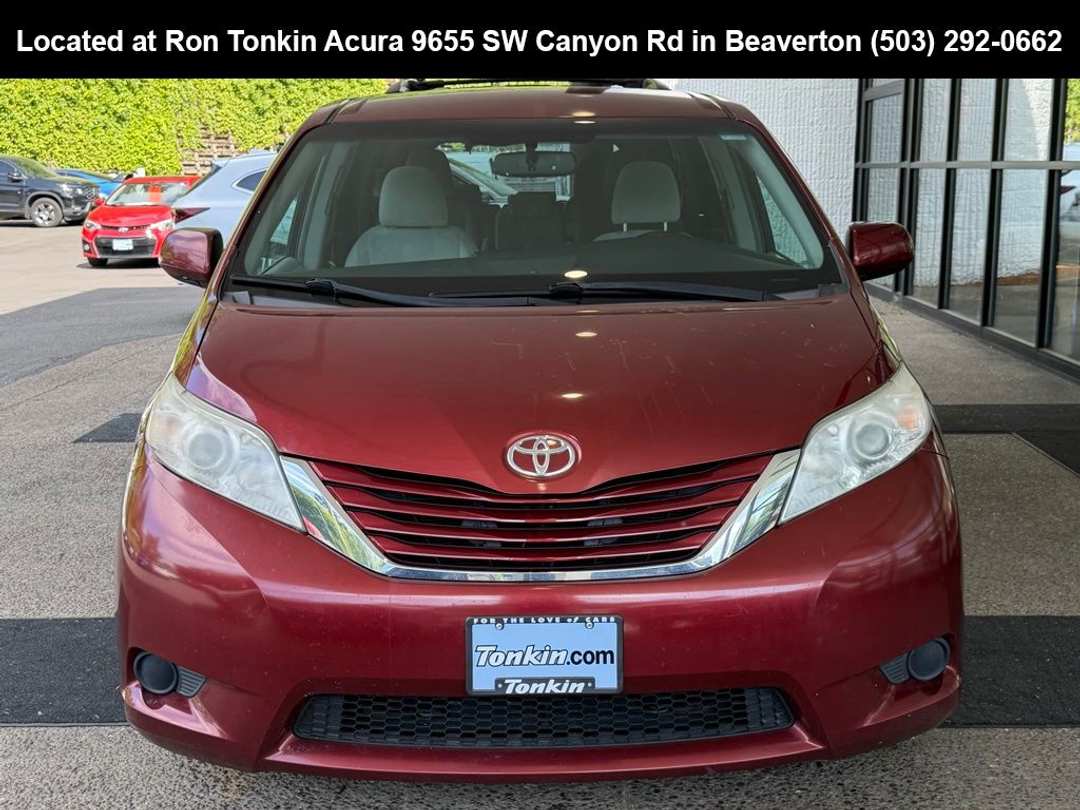 2017 Toyota Sienna LE - Image 3