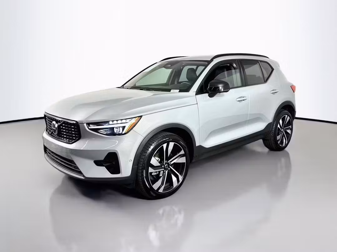 2025 Volvo Xc40 B5 Ultra Dark Theme - Image 3