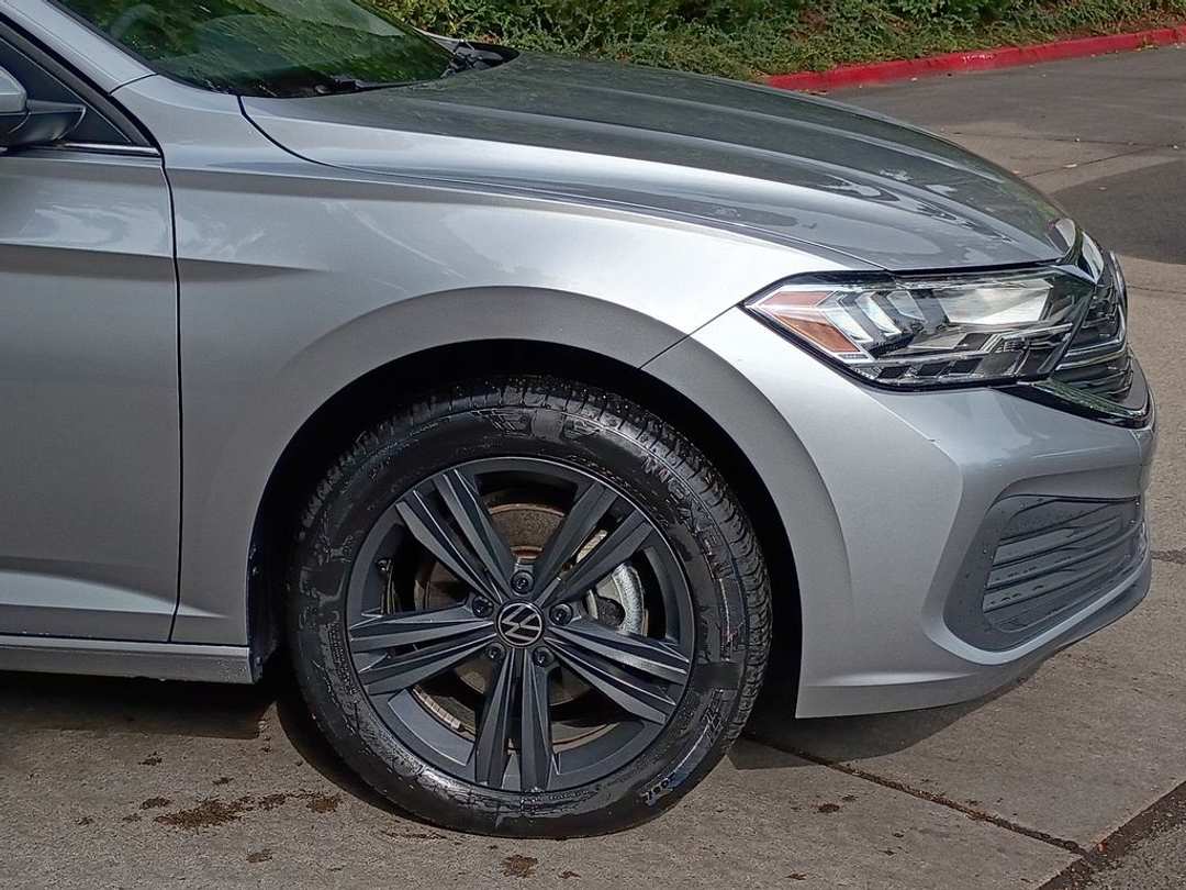 2022 Volkswagen Jetta 1.5T SE - Image 2