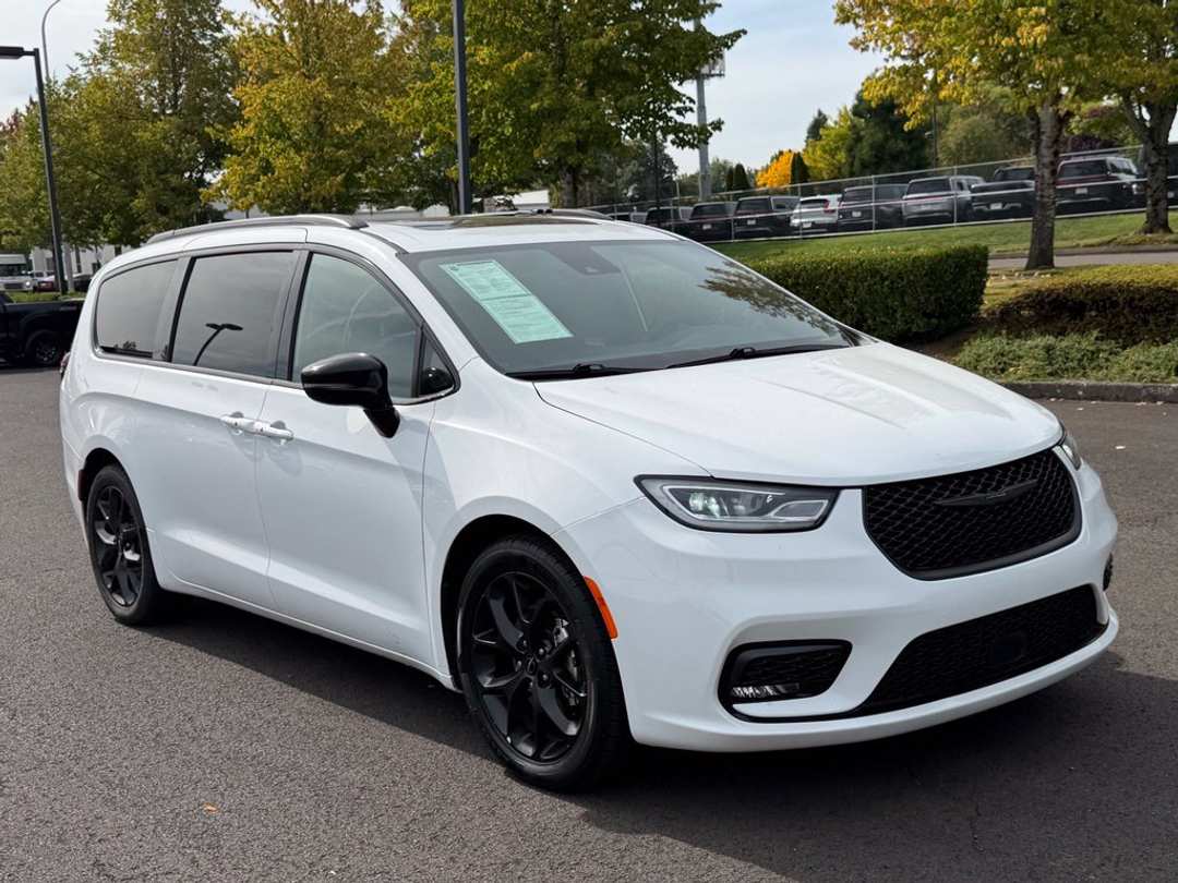 2025 Chrysler Pacifica Limited - Image 2