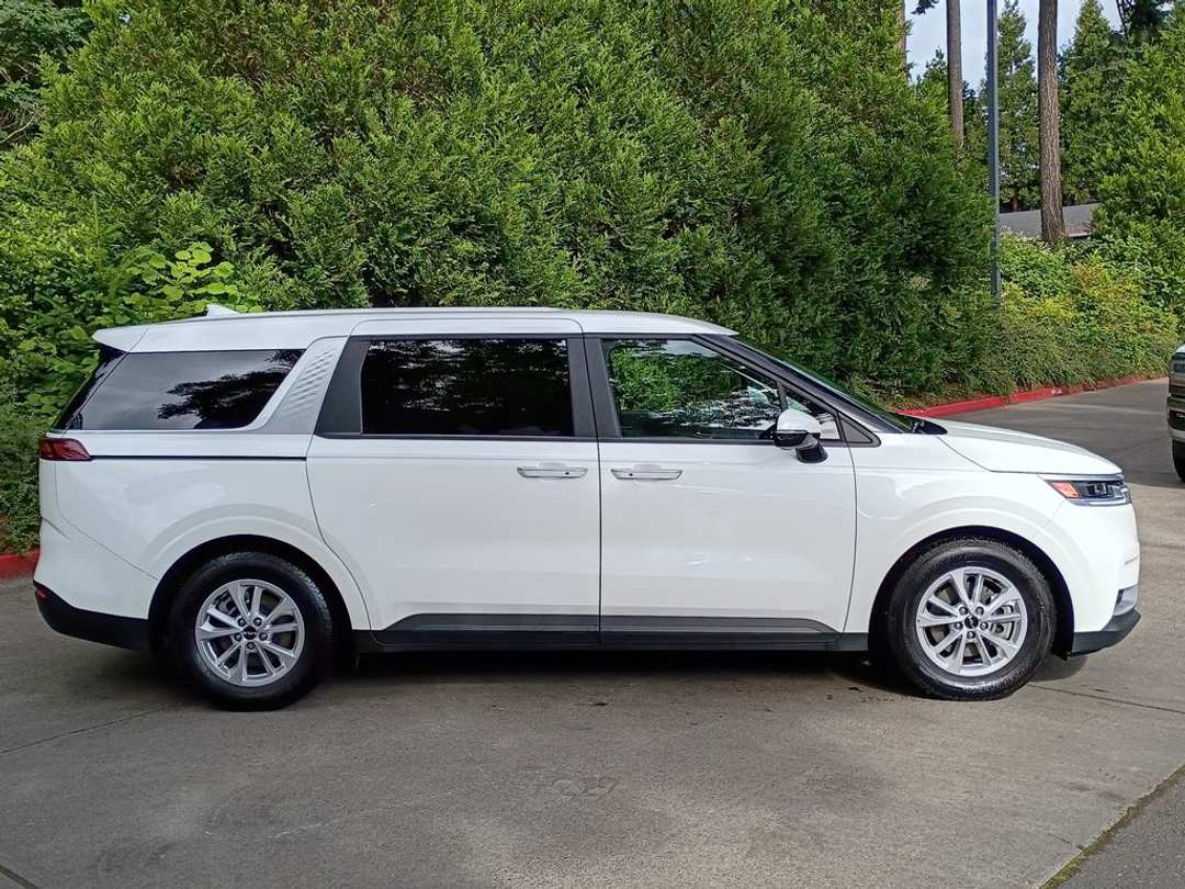 2022 Kia Carnival LXS - Image 3