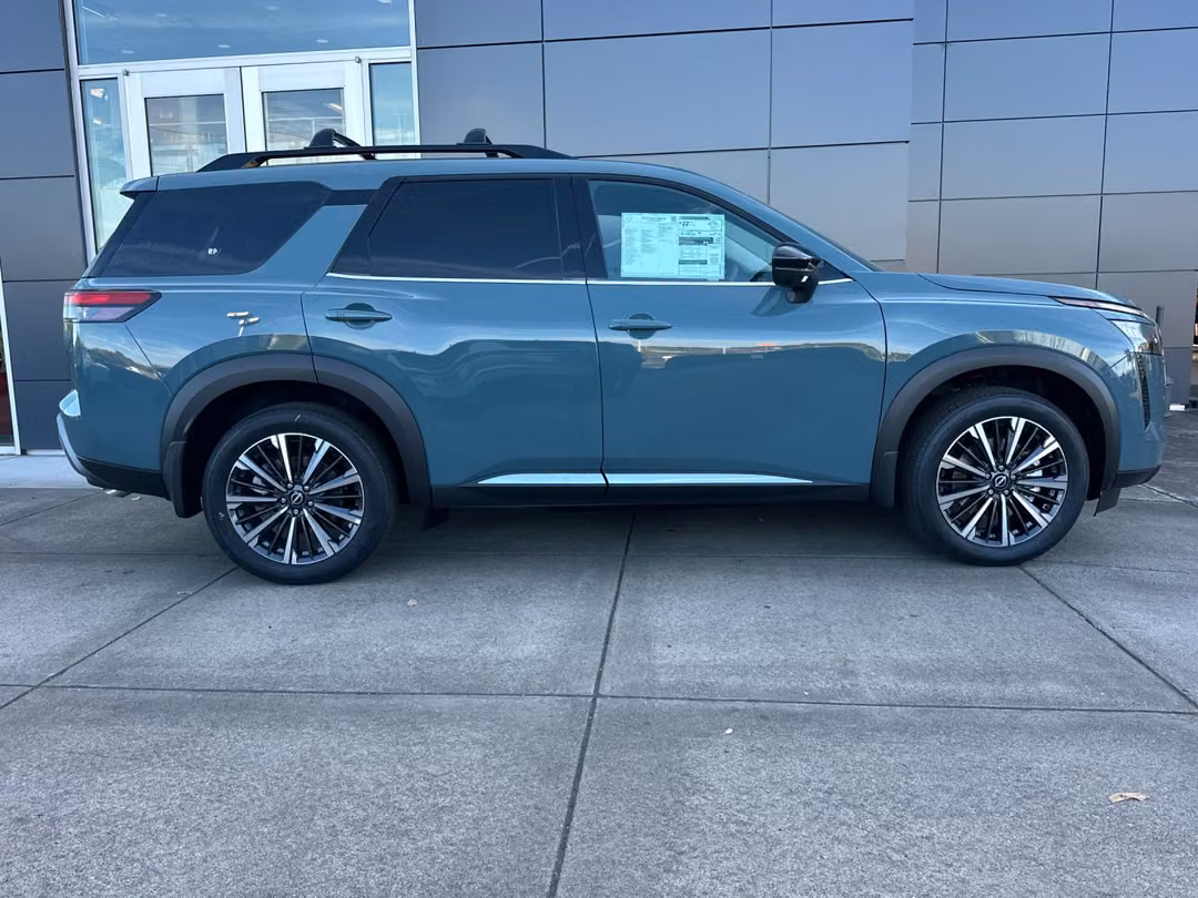 2026 Nissan Pathfinder Platinum - Image 3