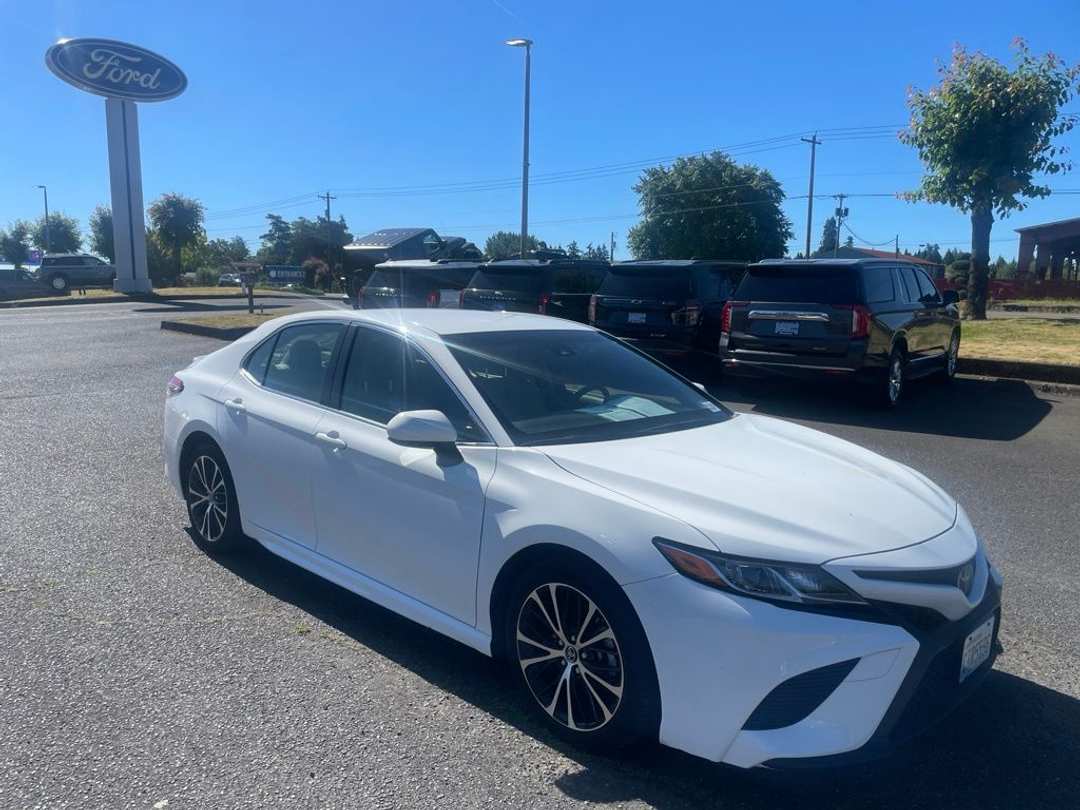 2018 Toyota Camry SE - Image 3