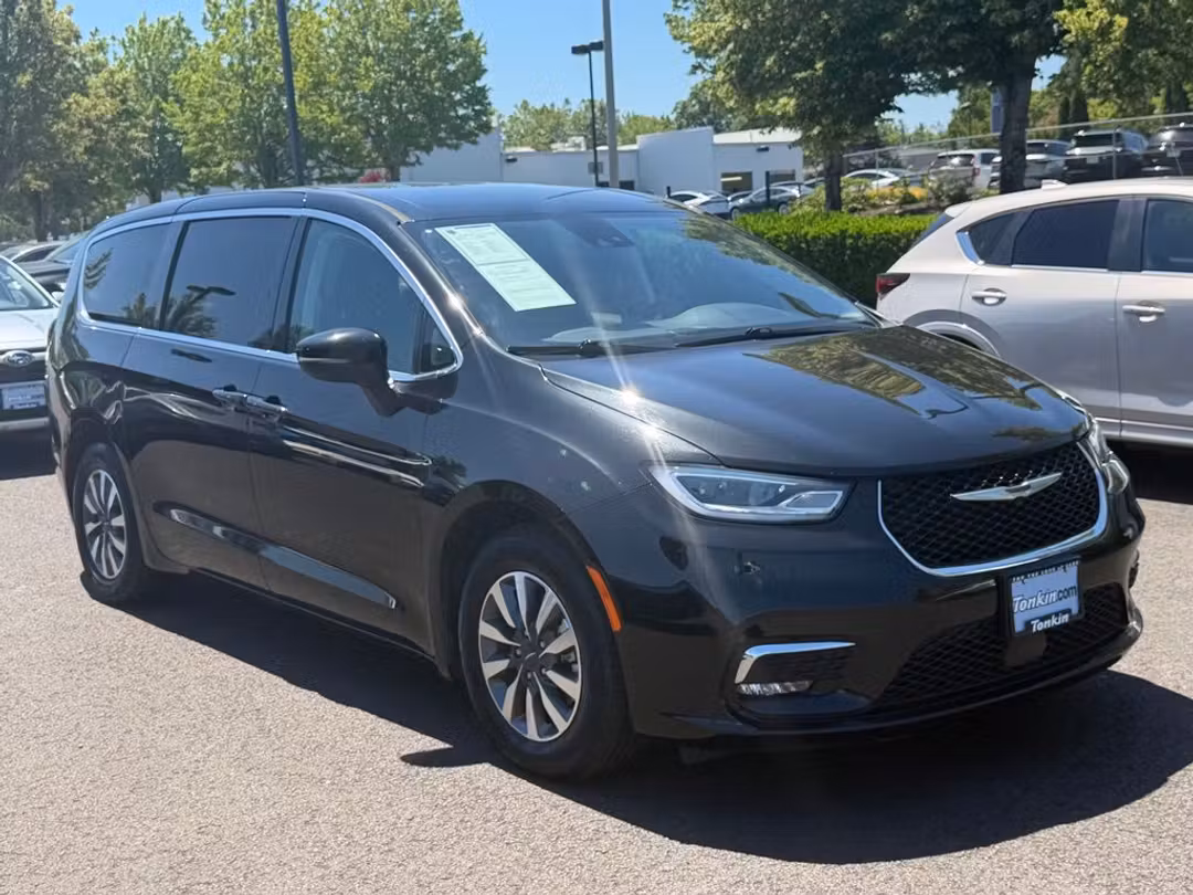 2023 Chrysler Pacifica Hybrid Touring L - Image 2