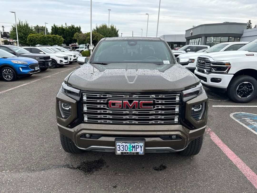 2024 GMC Canyon Denali - Image 2
