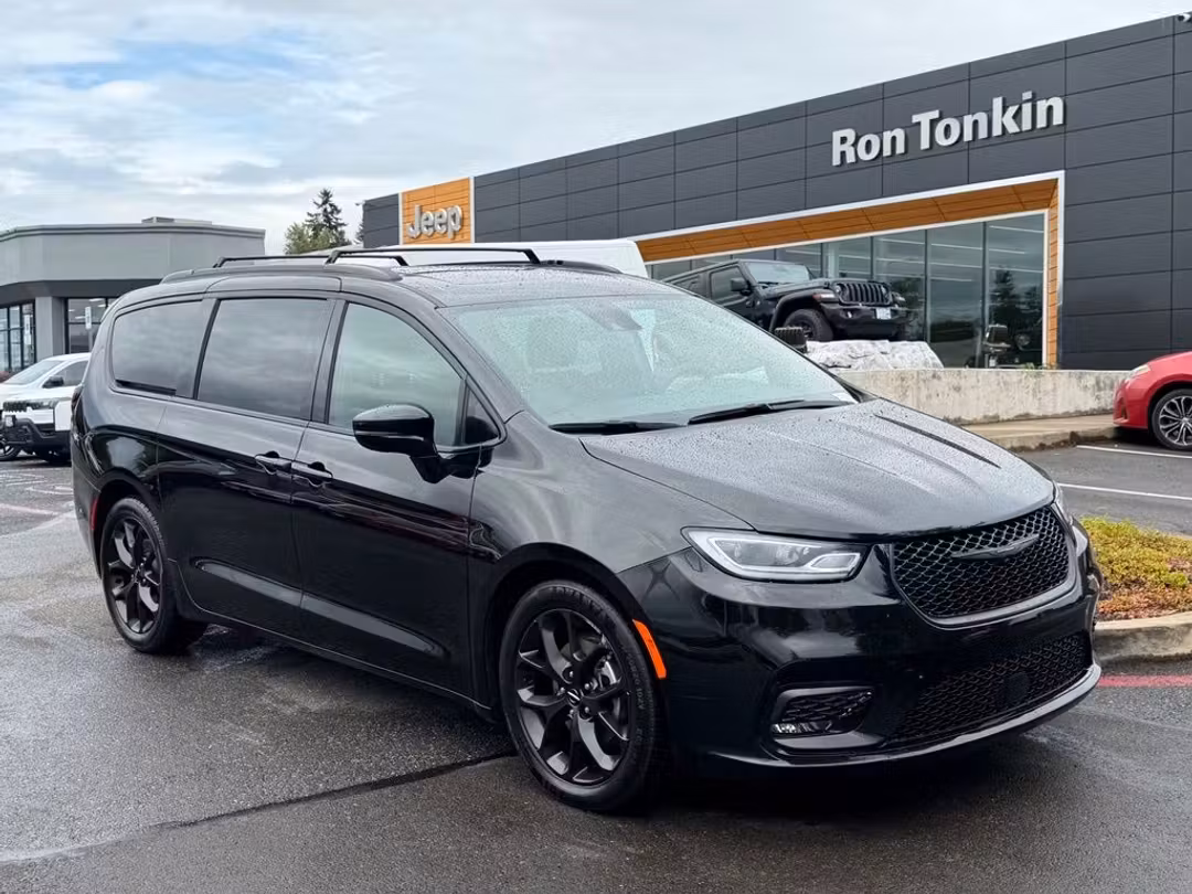 2025 Chrysler Pacifica Limited - Image 2