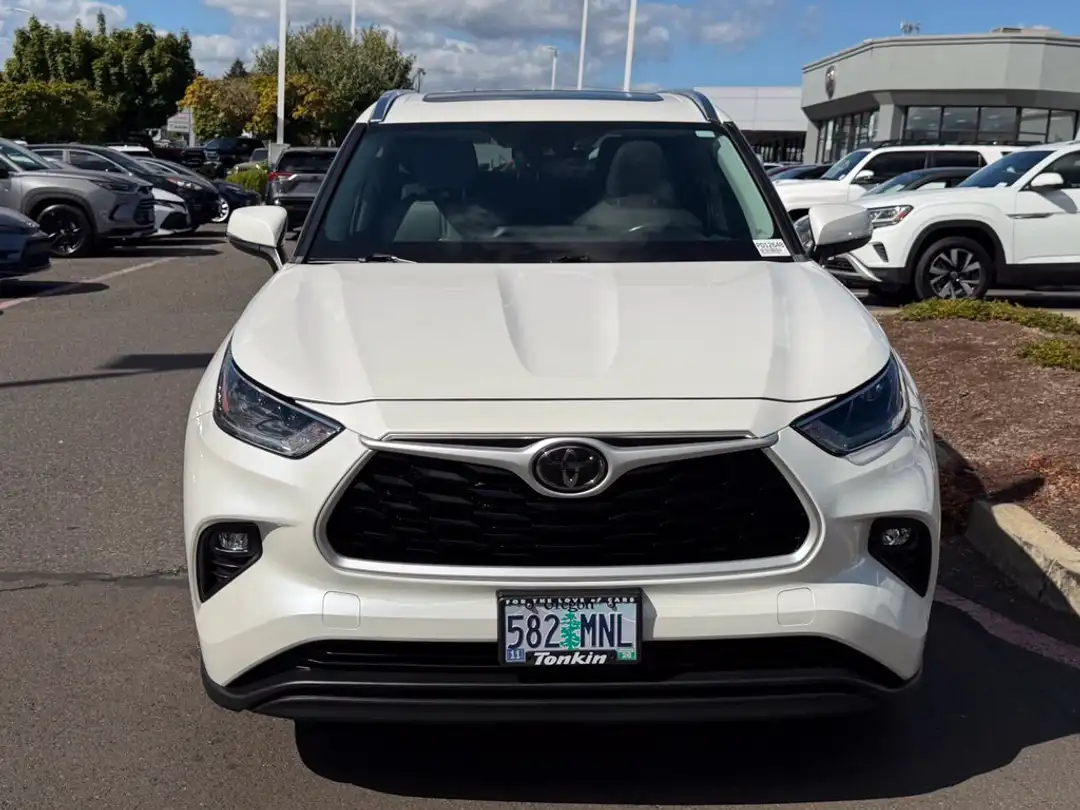 2021 Toyota Highlander XLE - Image 3