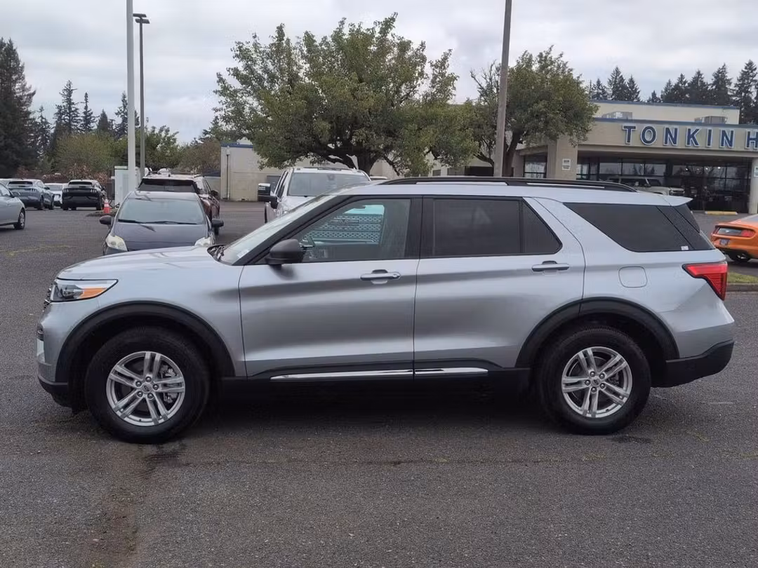 2023 Ford Explorer XLT - Image 2