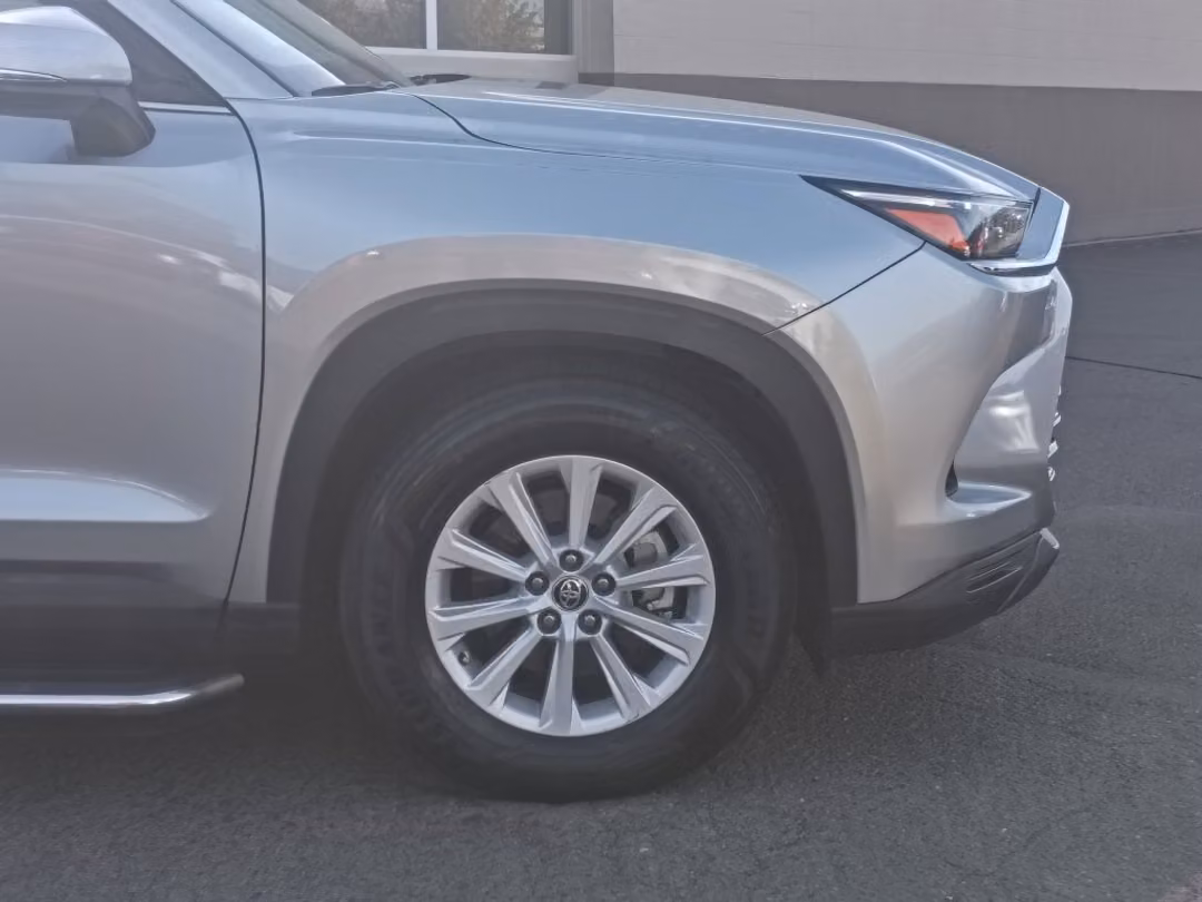 2024 Toyota Grand Highlander Hybrid XLE - Image 2