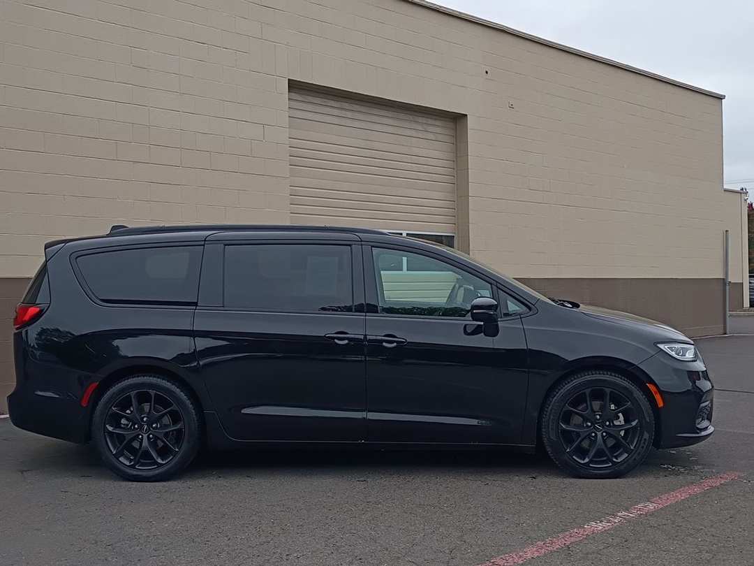2025 Chrysler Pacifica Limited - Image 3