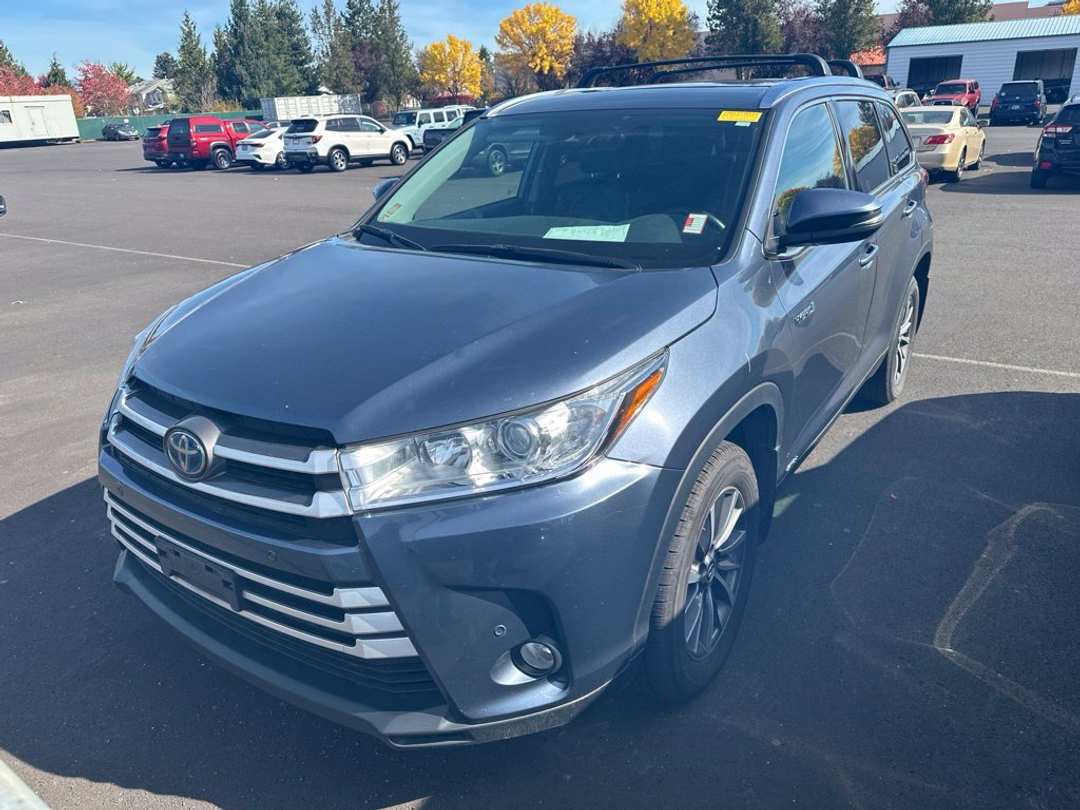 2019 Toyota Highlander Hybrid XLE - Image 2
