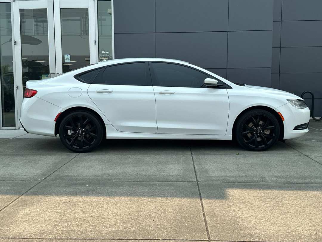 2015 Chrysler 200 S - Image 2