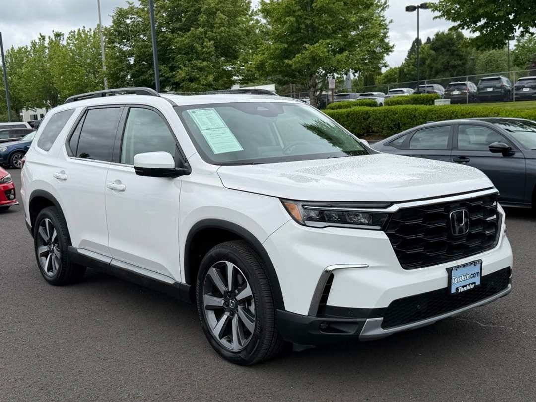 2023 Honda Pilot Touring - Image 2