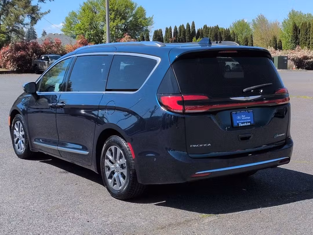 2022 Chrysler Pacifica Hybrid Pinnacle - Image 3