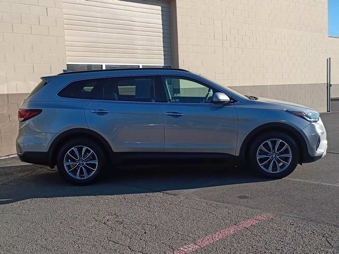 2017 Hyundai Santa Fe SE - Image 3