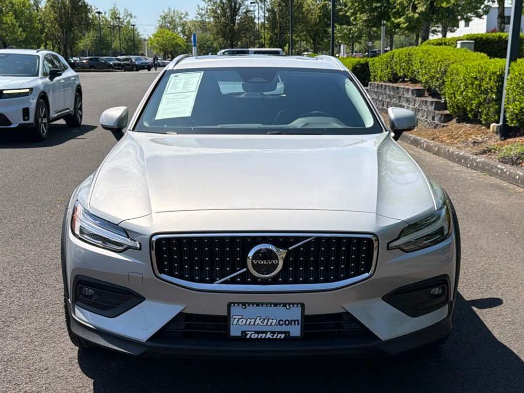 2025 Volvo V60 Cross Country B5 Plus - Image 3