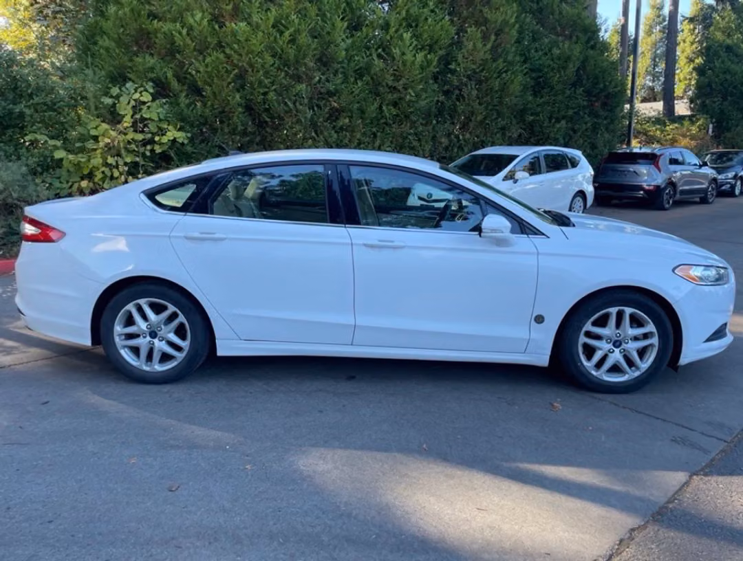 2016 Ford Fusion SE - Image 3