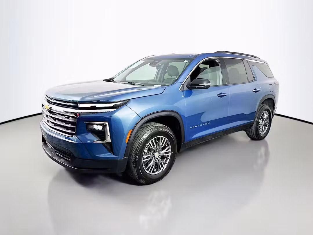 2025 Chevrolet Traverse LT - Image 3