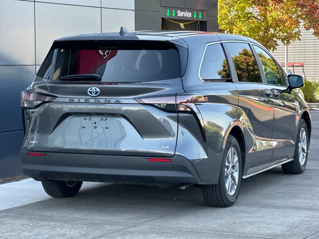 2025 Toyota Sienna LE - Image 3