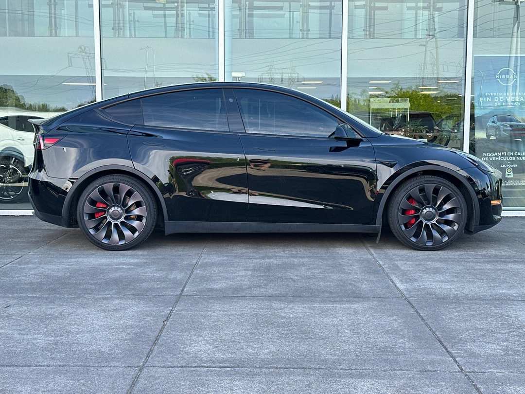 2024 Tesla Model Y Performance - Image 2