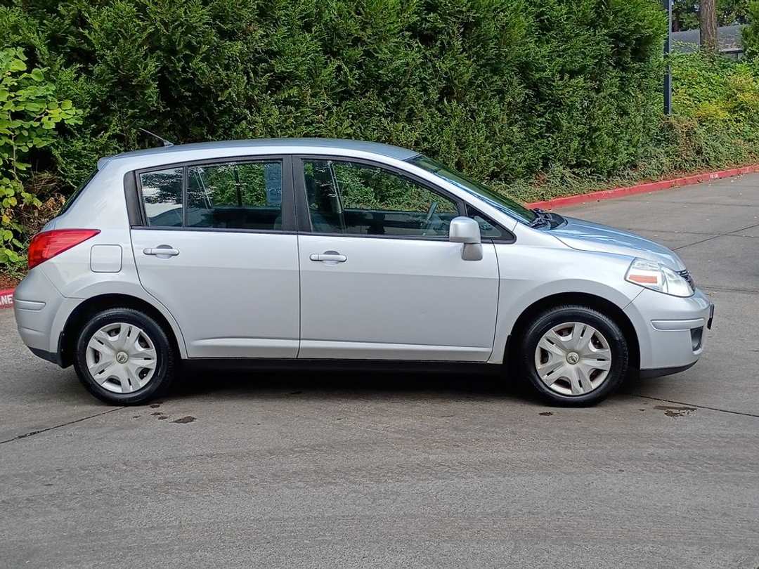 2011 Nissan Versa 1.8 S - Image 2