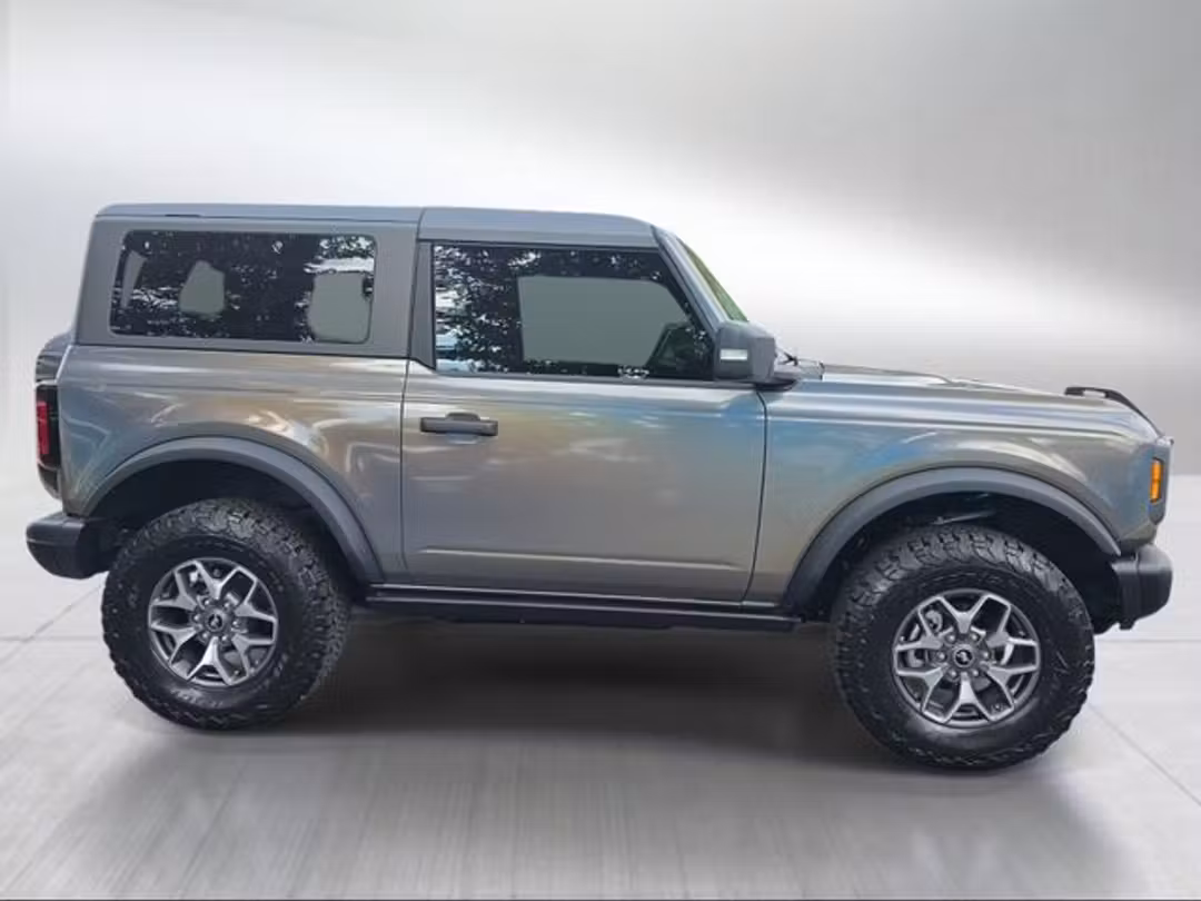 2025 Ford Bronco Badlands - Image 2