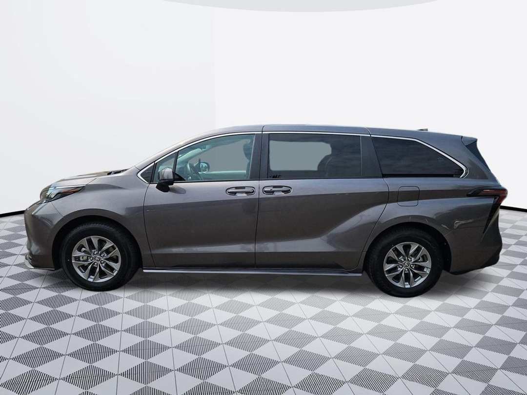 2024 Toyota Sienna LE - Image 3