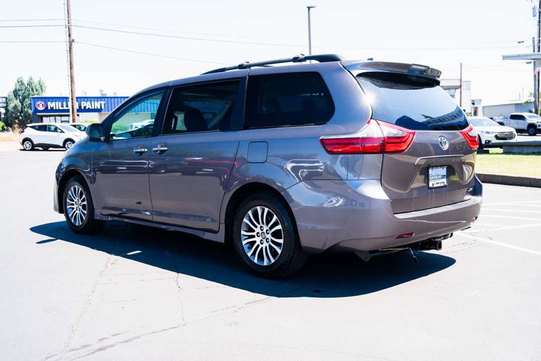 2020 Toyota Sienna XLE - Image 3
