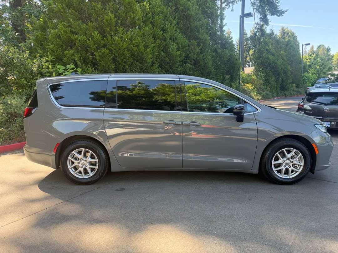 2025 Chrysler Pacifica Select - Image 2