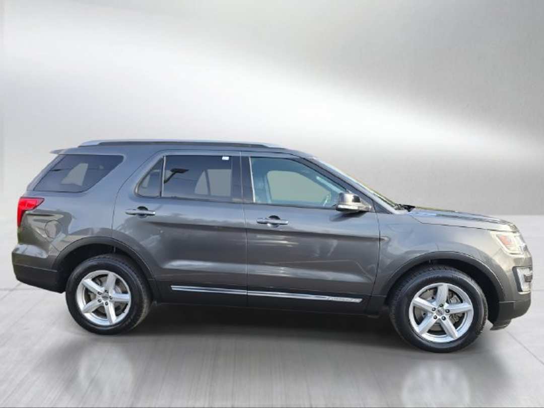 2017 Ford Explorer XLT - Image 2