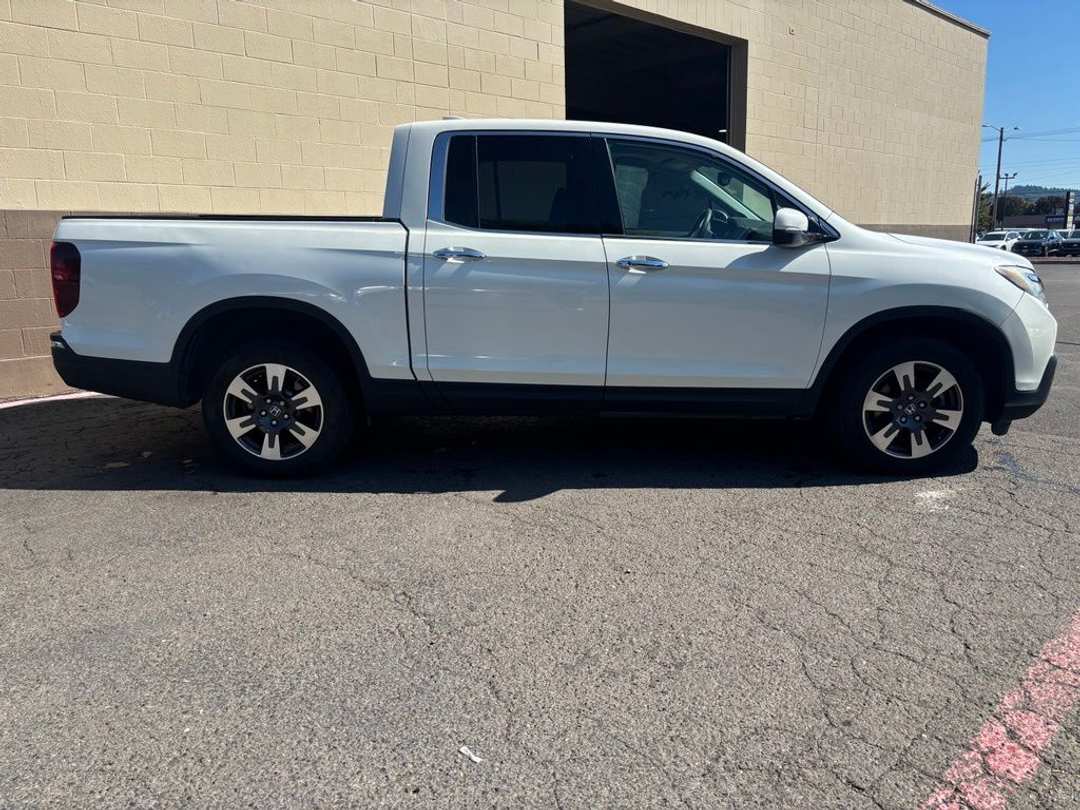 2017 Honda Ridgeline RTLE - Image 3