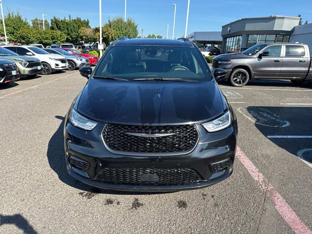 2025 Chrysler Pacifica Limited - Image 2