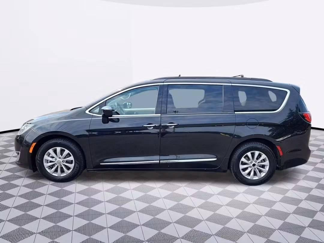 2017 Chrysler Pacifica Touring L - Image 3