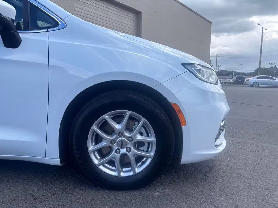 2023 Chrysler Pacifica Touring L - Image 2