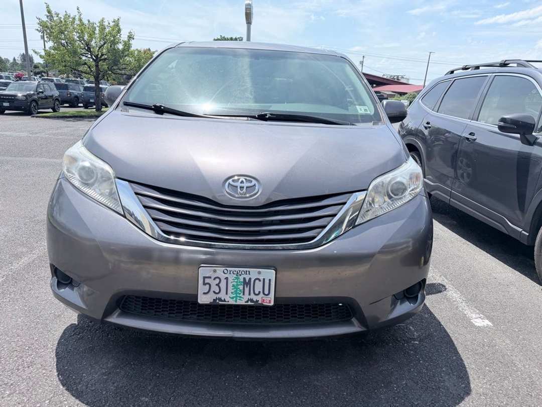 2015 Toyota Sienna - Image 2