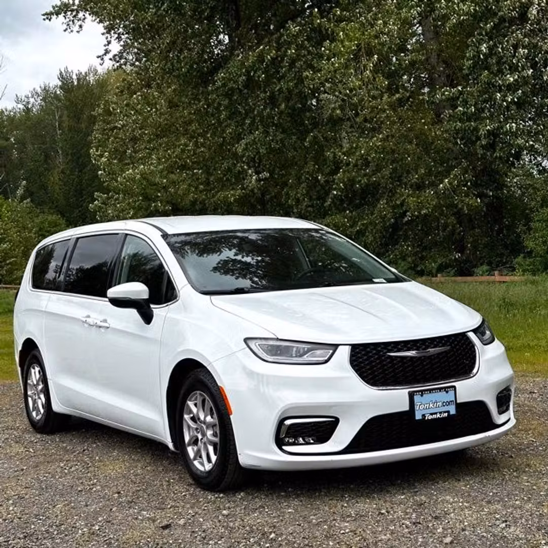 2023 Chrysler Pacifica Touring L - Image 2