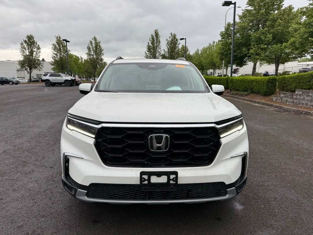 2023 Honda Pilot Touring - Image 2