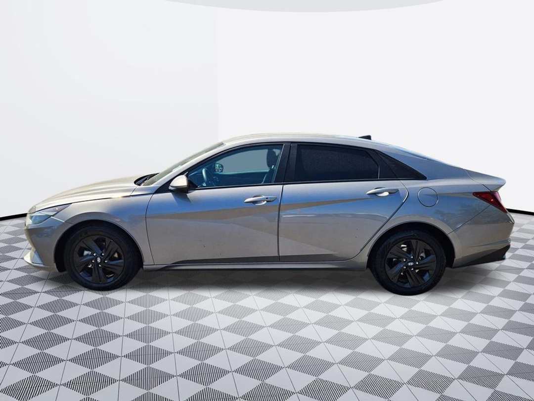 2022 Hyundai Elantra SEL - Image 3