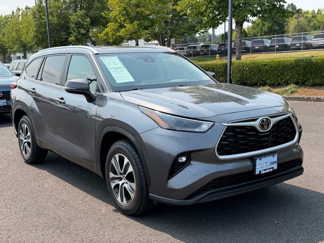 2023 Toyota Highlander XLE - Image 2