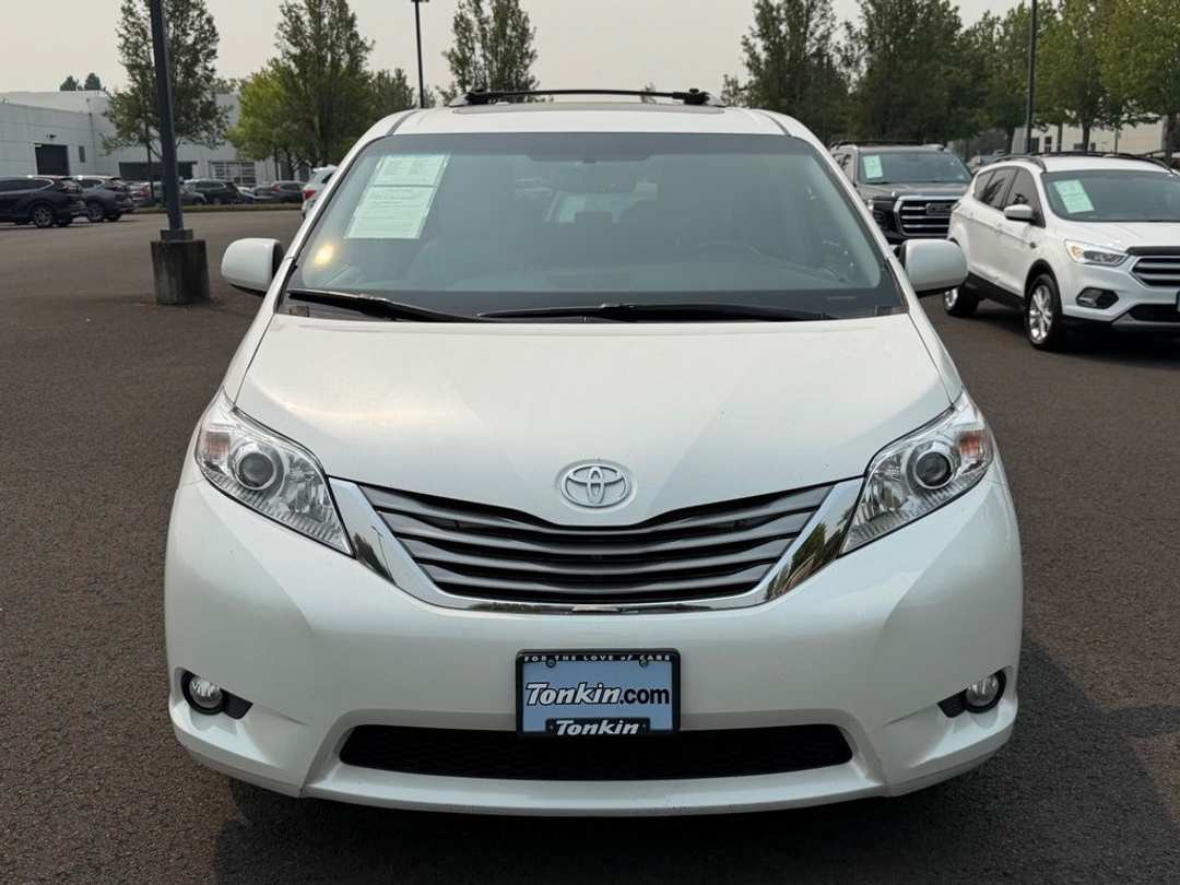 2015 Toyota Sienna XLE - Image 3