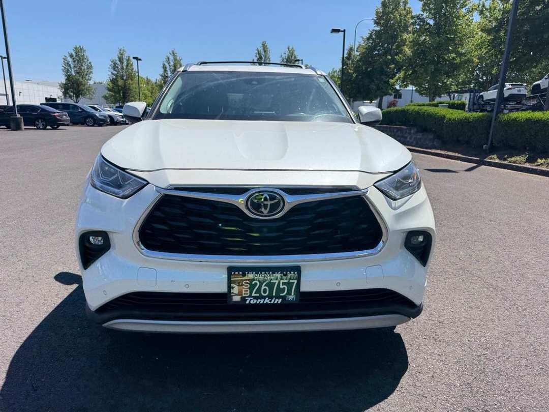 2021 Toyota Highlander Platinum - Image 2