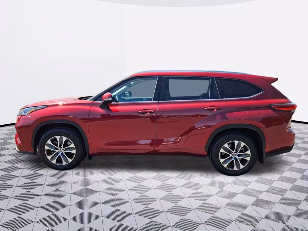 2020 Toyota Highlander XLE - Image 3
