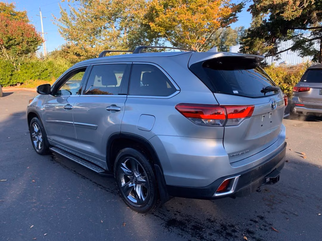 2018 Toyota Highlander Hybrid Limited Platinum - Image 2