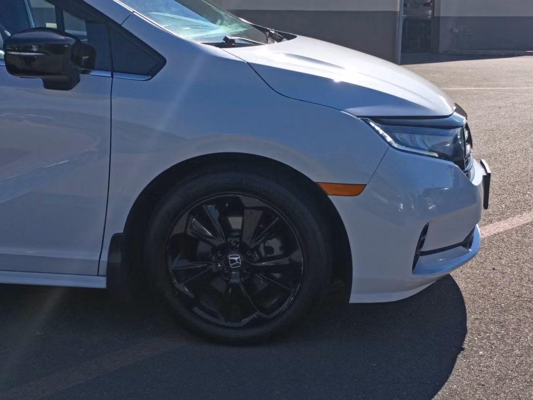 2023 Honda Odyssey Sport - Image 2