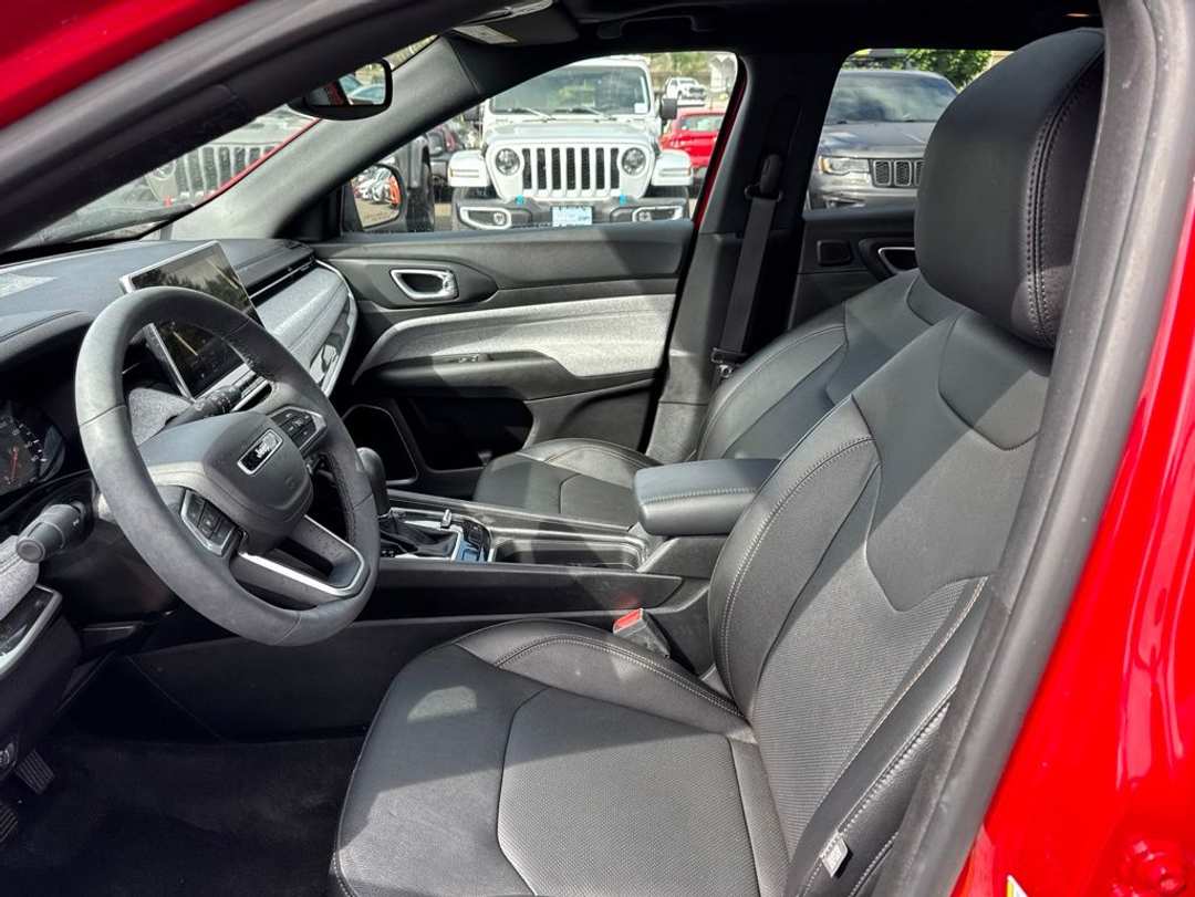2023 Jeep Compass Latitude Lux - Image 3