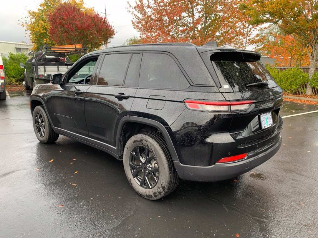 2024 Jeep Grand Cherokee Altitude X - Image 2
