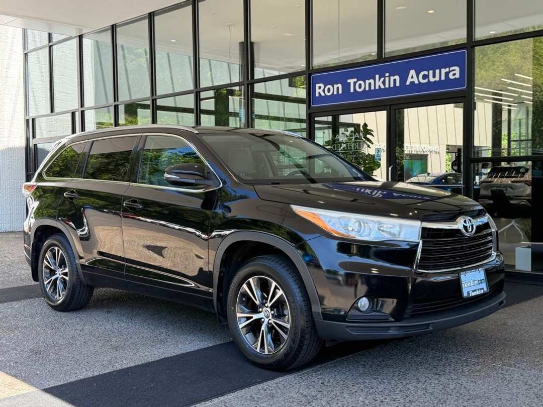 2016 Toyota Highlander XLE V6 - Image 2