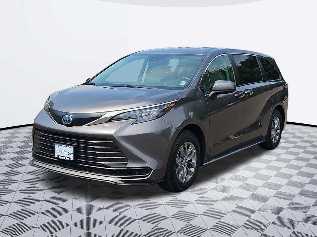 2024 Toyota Sienna LE - Image 2
