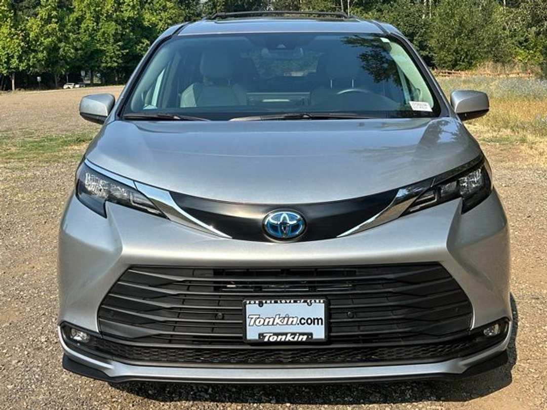 2025 Toyota Sienna XLE - Image 3